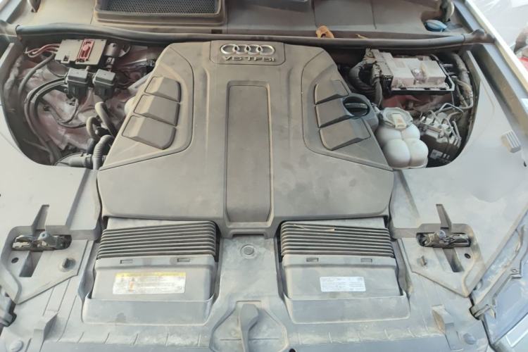Used Audi Q7  Engine Bay