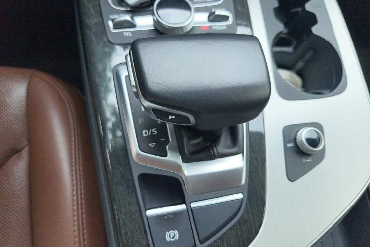 Used Audi Q7  Gear Lever