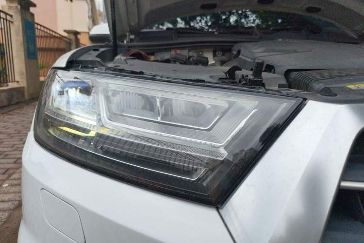 Used Audi Q7  Right Front Headlight