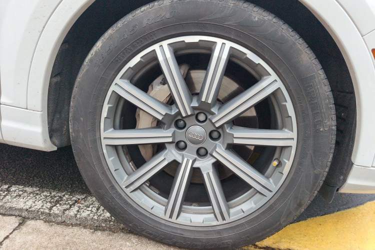 Used Audi Q7  Right Front Wheel Hub