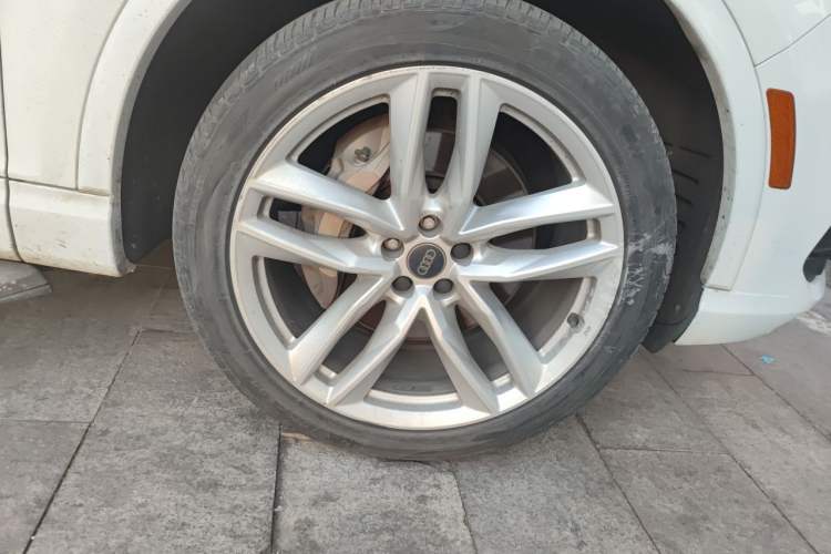Used Audi Q7  Right Front Wheel Hub