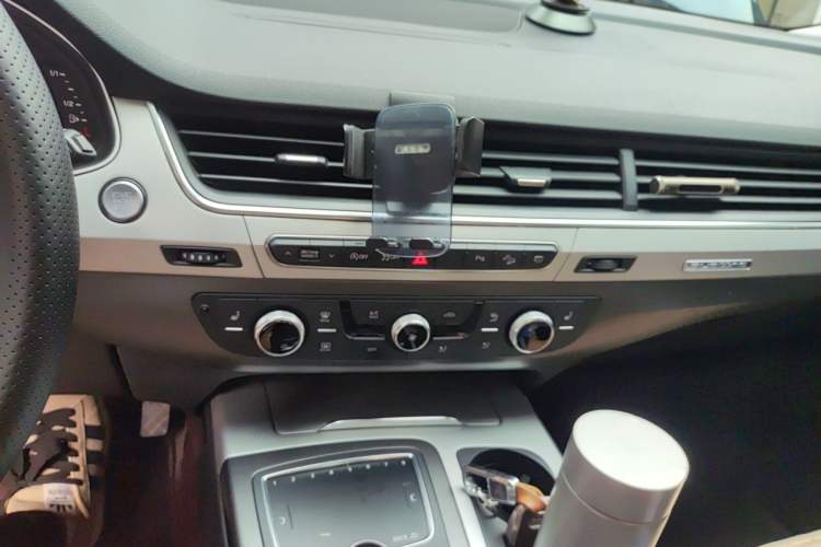 Used Audi Q7 2018 45 TFSI Technology Edition Audio And AC Panel