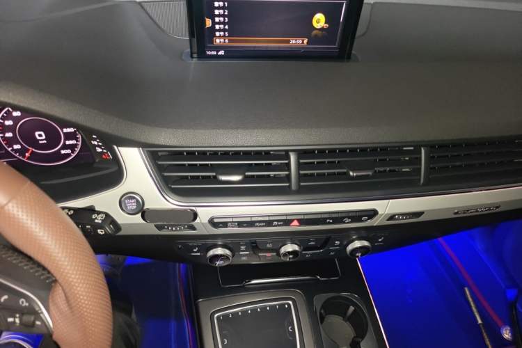 Used Audi Q7 2018 40 TFSI Comfort Model Audio And AC Panel
