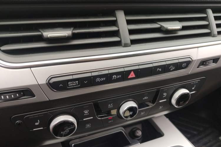 Used Audi Q7 2018 40 TFSI Comfort Model Audio And AC Panel