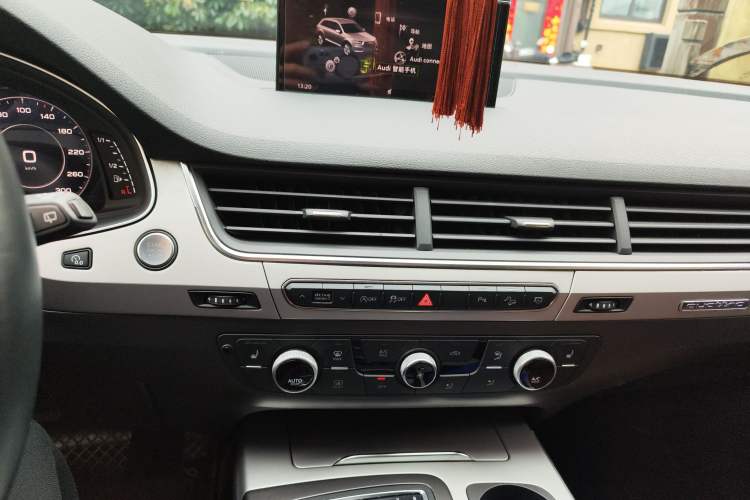 Used Audi Q7 2018 45 TFSI Technology Edition Audio And AC Panel