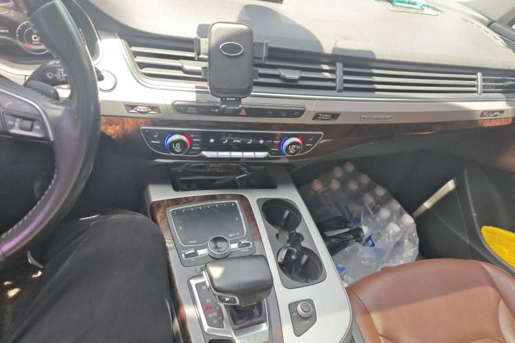 Used Audi Q7 2018 45 TFSI Technology Edition Audio And AC Panel