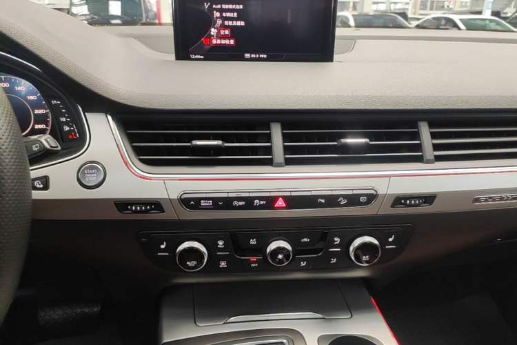 Used Audi Q7 2018 45 TFSI Technology Edition Audio And AC Panel