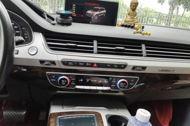 Used Audi Q7 2018 45 TFSI S line Sport Edition Audio And AC Panel