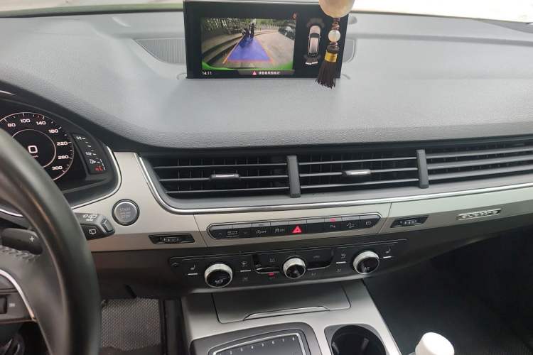Used Audi Q7 2018 45 TFSI Technology Edition Audio And AC Panel