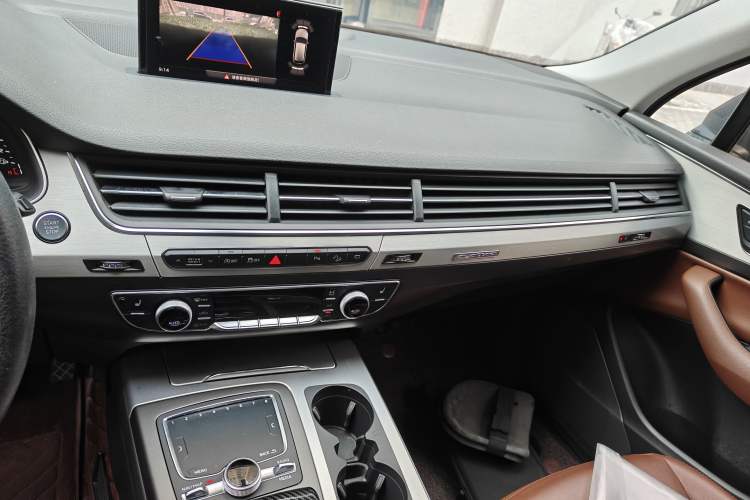 Used Audi Q7 2018 40 TFSI Comfort Model Audio And AC Panel
