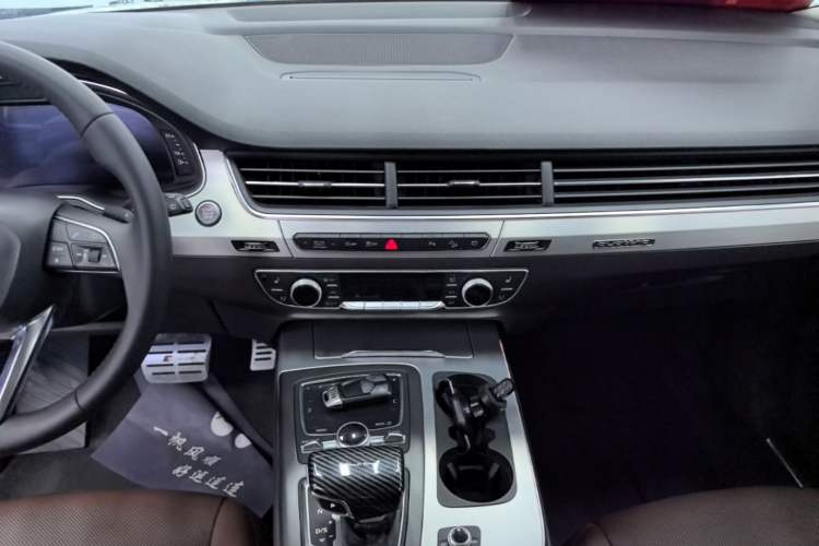 Used Audi Q7 2018 40 TFSI Comfort Model Audio And AC Panel