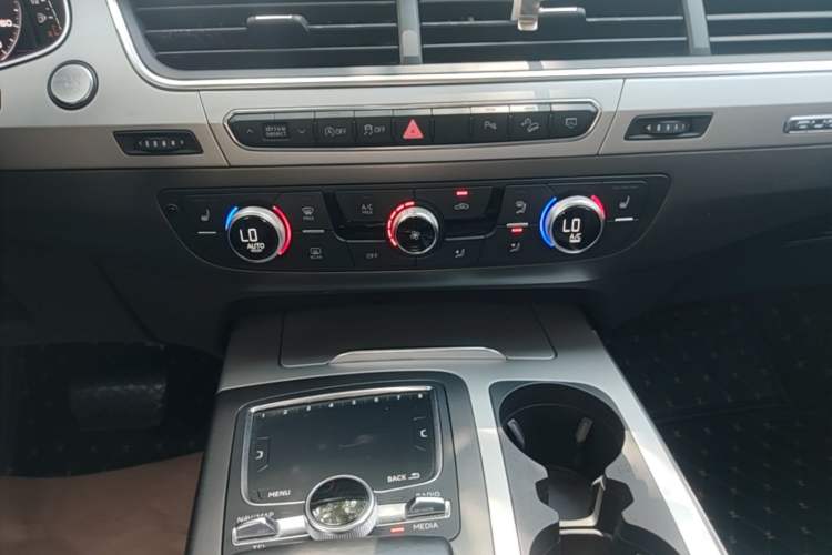 Used Audi Q7 2018 40 TFSI Comfort Model Audio And AC Panel