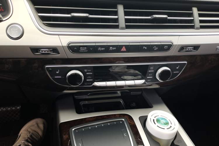 Used Audi Q7 2018 45 TFSI Technology Edition Audio And AC Panel