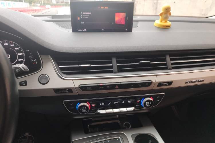 Used Audi Q7 2018 40 TFSI S line Sport Edition Audio And AC Panel