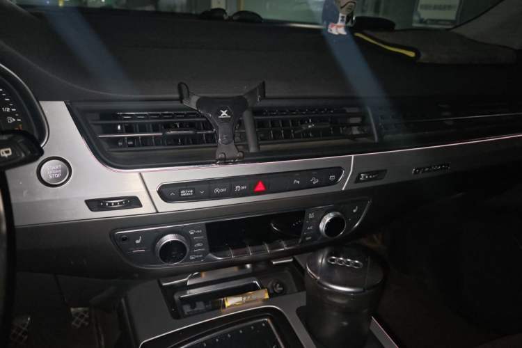 Used Audi Q7 2018 40 TFSI Comfort Model Audio And AC Panel