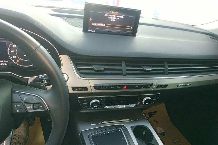 Used Audi Q7 2018 40 TFSI Comfort Model Audio And AC Panel