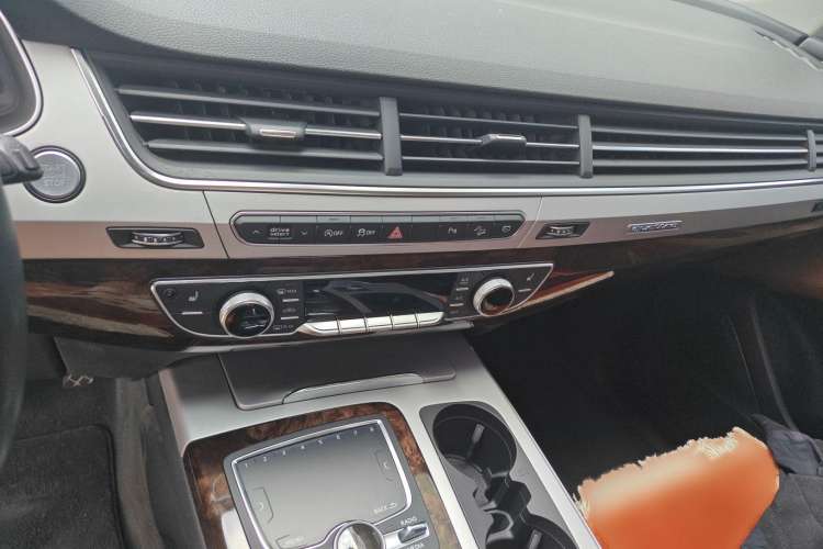 Used Audi Q7 2018 45 TFSI S line Sport Edition Audio And AC Panel