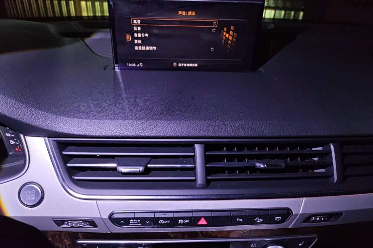 Used Audi Q7 2018 45 TFSI S line Sport Edition Audio And AC Panel