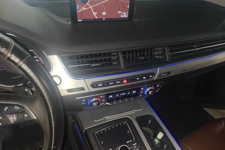 Used Audi Q7 2018 40 TFSI Comfort Model Audio And AC Panel