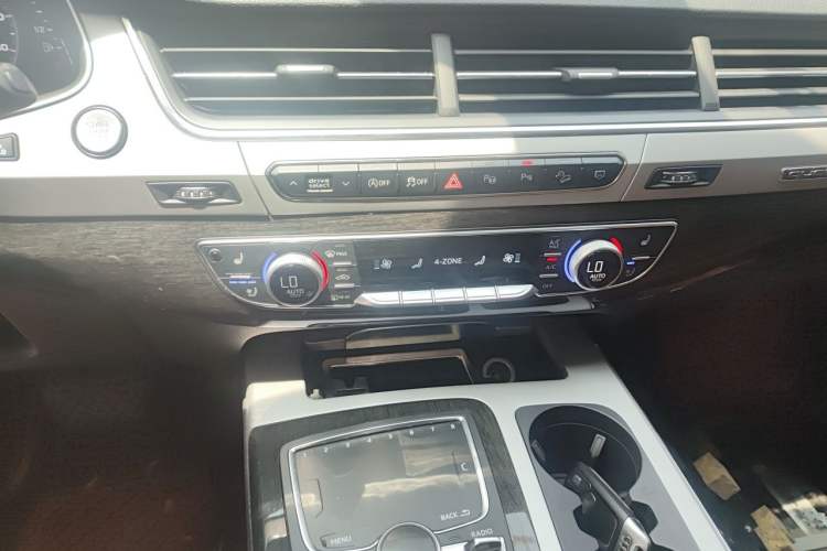 Used Audi Q7 2018 45 TFSI Technology Edition Audio And AC Panel