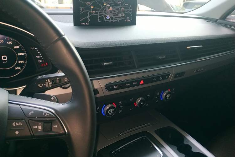 Used Audi Q7 2018 40 TFSI Comfort Model Audio And AC Panel