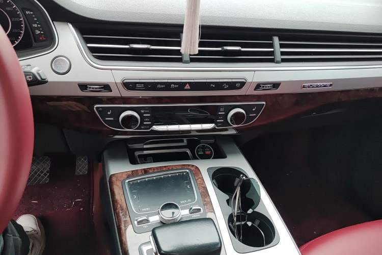 Used Audi Q7 2018 45 TFSI Technology Edition Audio And AC Panel