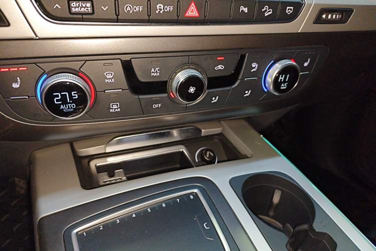 Used Audi Q7 2018 45 TFSI Technology Edition Audio And AC Panel