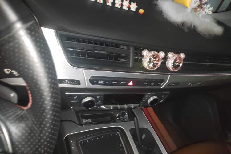 Used Audi Q7 2018 40 TFSI S line Sport Edition Audio And AC Panel