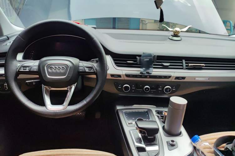 Used Audi Q7 2018 45 TFSI Technology Edition Center Console