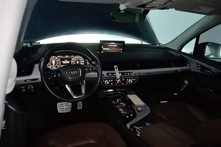 Used Audi Q7 2018 45 TFSI Technology Edition Center Console