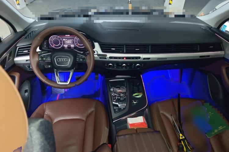 Used Audi Q7 2018 40 TFSI Comfort Model Center Console