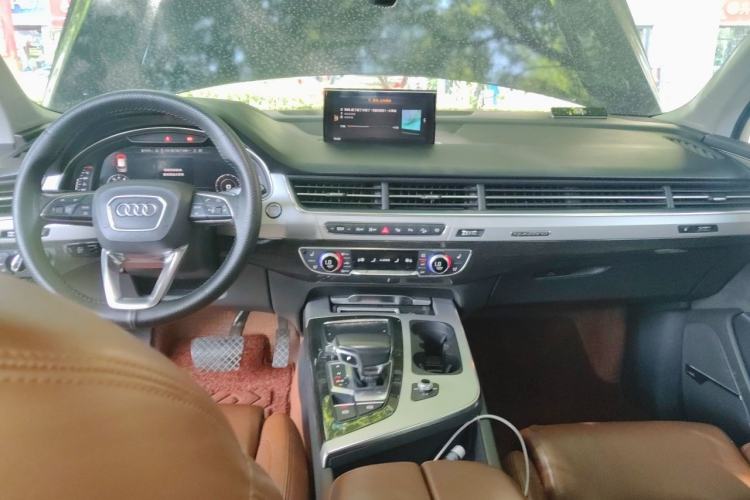 Used Audi Q7 2018 45 TFSI Technology Edition Center Console