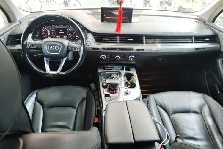 Used Audi Q7 2018 45 TFSI Technology Edition Center Console