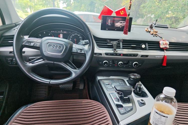 Used Audi Q7  Center Console