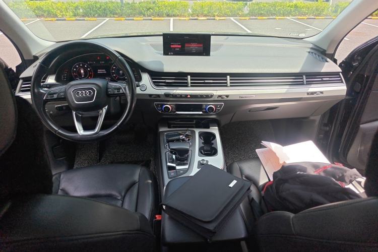 Used Audi Q7 2018 40 TFSI Comfort Model Center Console