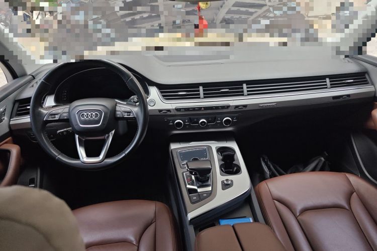 Used Audi Q7 2018 40 TFSI Comfort Model Center Console