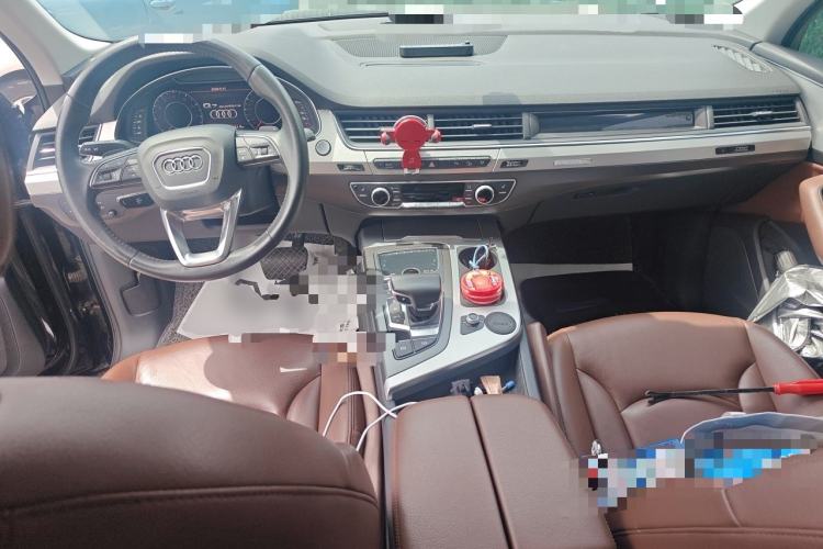 Used Audi Q7 2018 40 TFSI Comfort Model Center Console