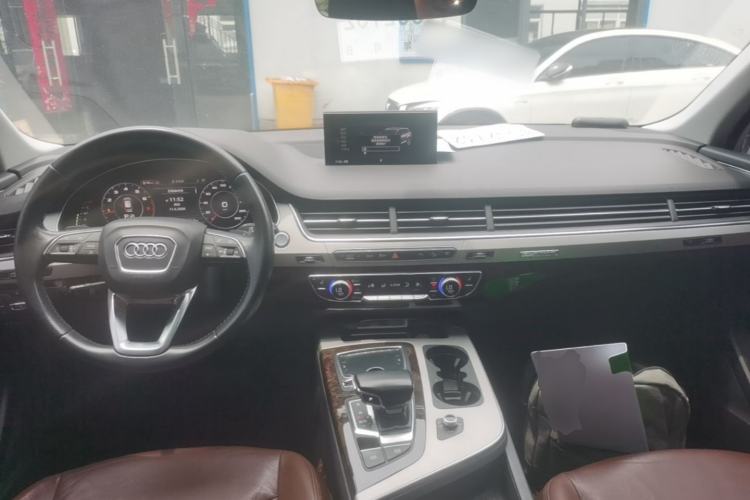 Used Audi Q7 2018 45 TFSI Technology Edition Center Console