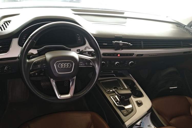 Used Audi Q7 2018 40 TFSI Comfort Model Center Console