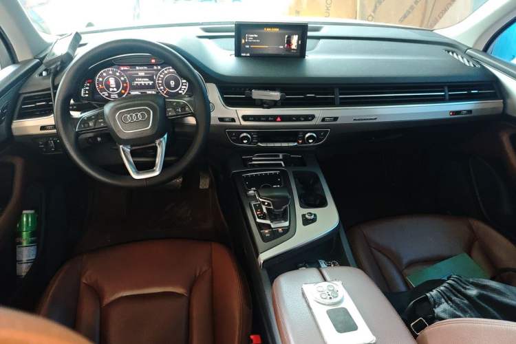 Used Audi Q7 2018 40 TFSI Comfort Model Center Console