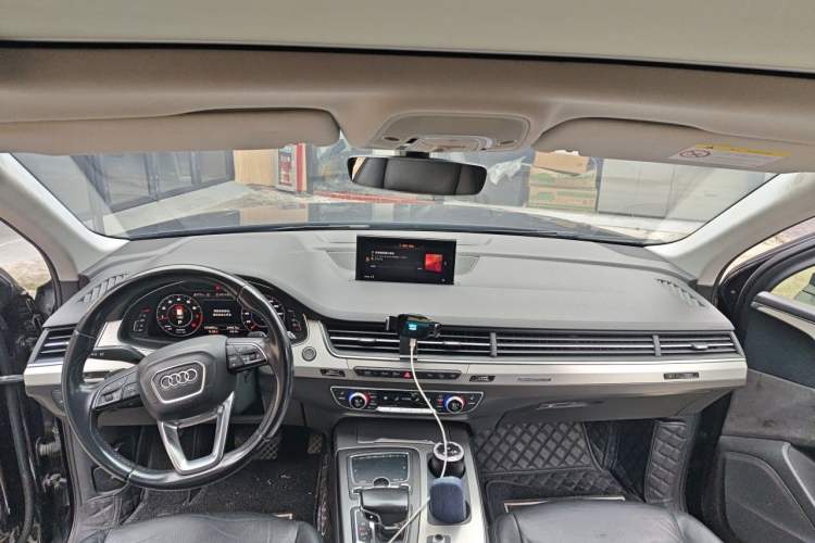 Used Audi Q7 2018 40 TFSI Comfort Model Center Console