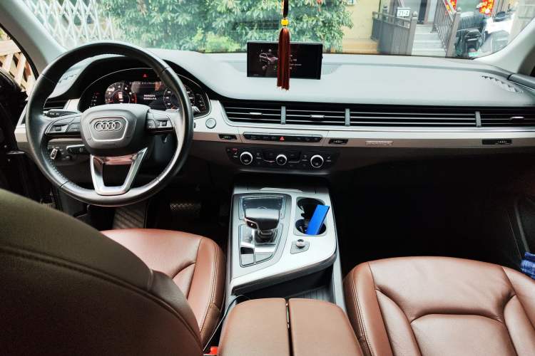 Used Audi Q7 2018 45 TFSI Technology Edition Center Console