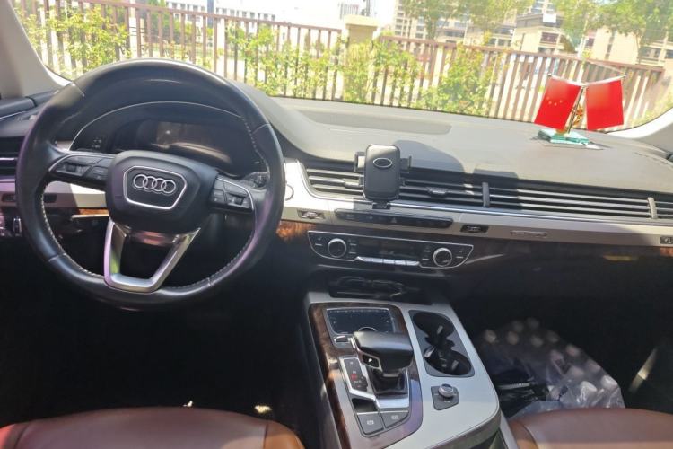 Used Audi Q7 2018 45 TFSI Technology Edition Center Console