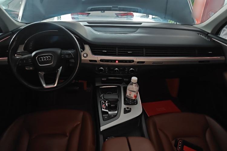 Used Audi Q7 2018 45 TFSI Technology Edition Center Console
