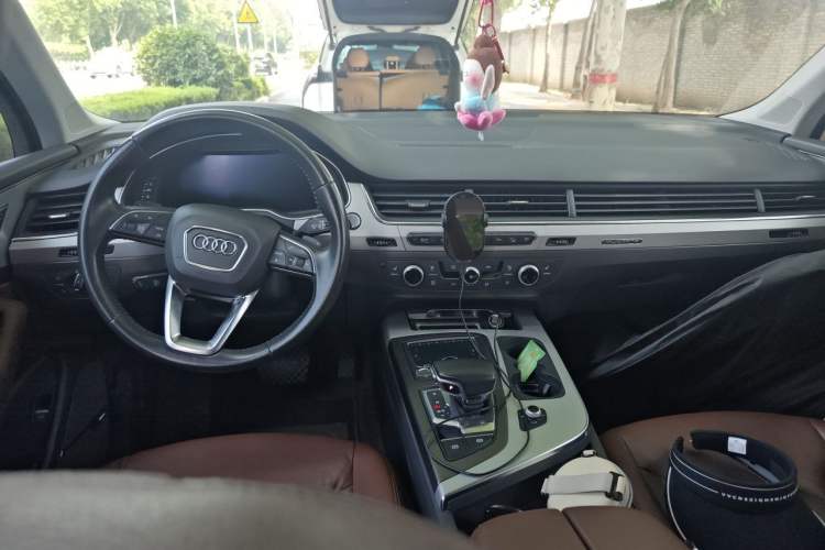 Used Audi Q7 2018 45 TFSI Technology Edition Center Console