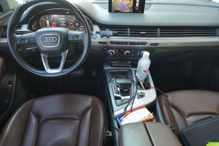 Used Audi Q7 2018 40 TFSI Comfort Model Center Console
