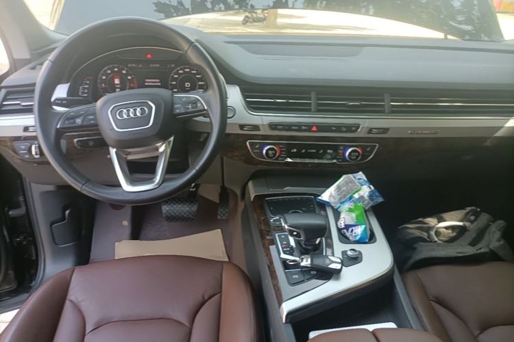 Used Audi Q7 2018 45 TFSI Technology Edition Center Console