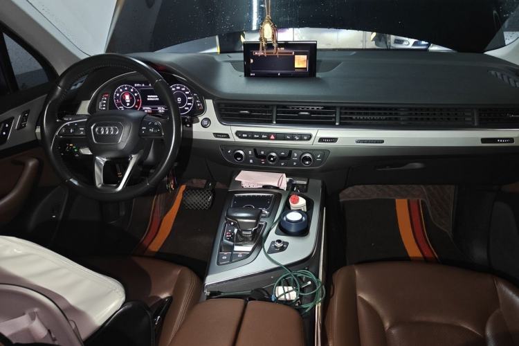 Used Audi Q7 2018 40 TFSI Comfort Model Center Console