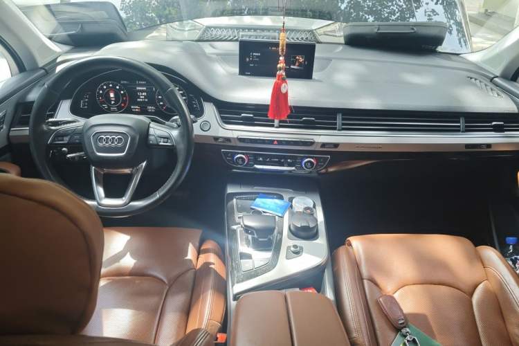 Used Audi Q7 2018 45 TFSI Prestige Edition Center Console