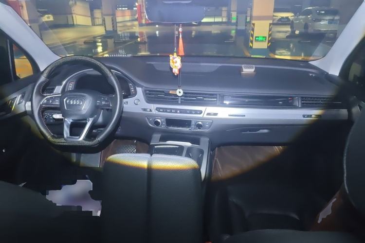 Used Audi Q7 2018 40 TFSI Comfort Model Center Console